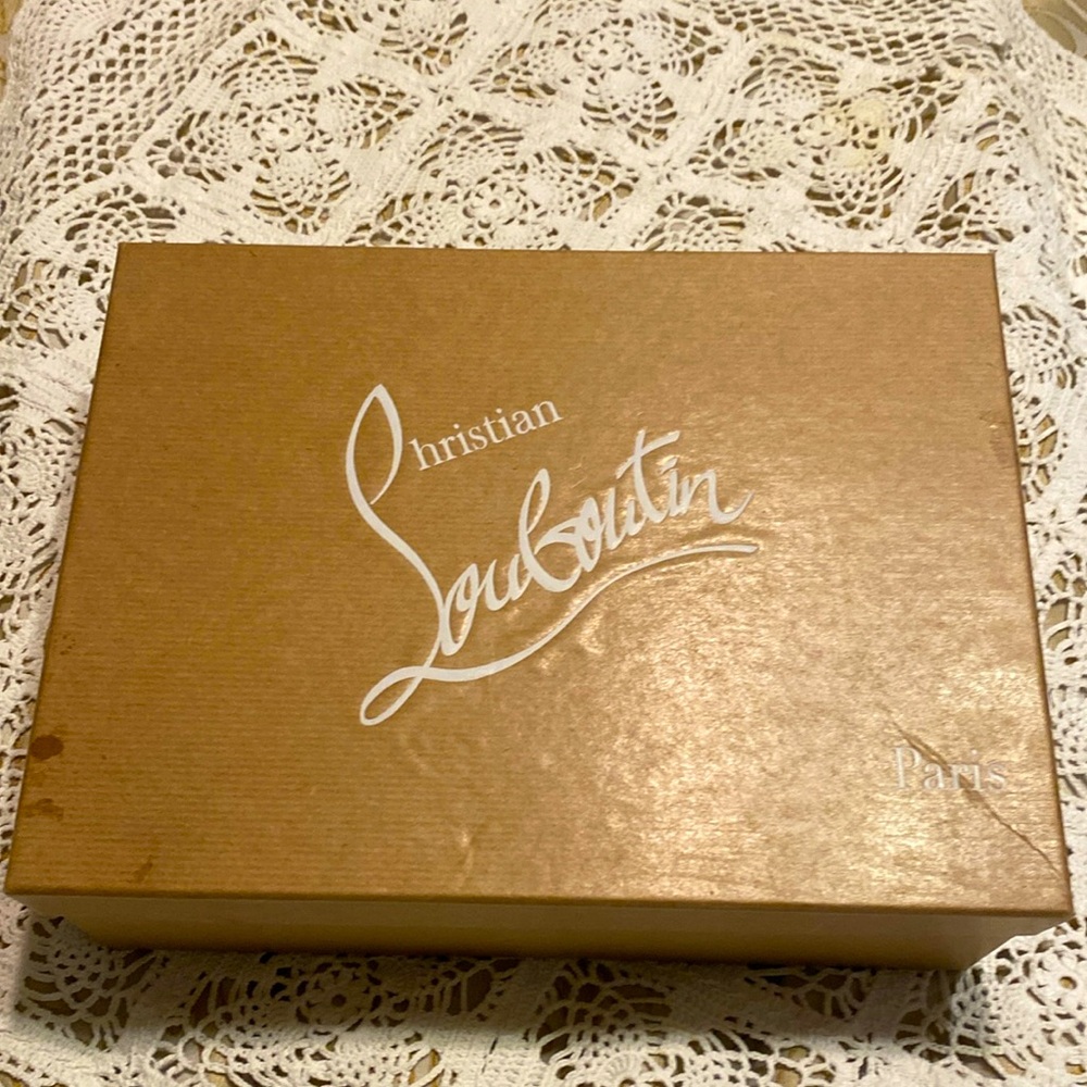 These brand new Never been worn Louboutin is Iriza 100 crepe. Size 42